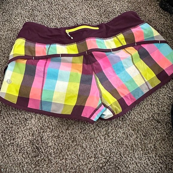 Lululemon Size 8 Shorts - Picture 1 of 2